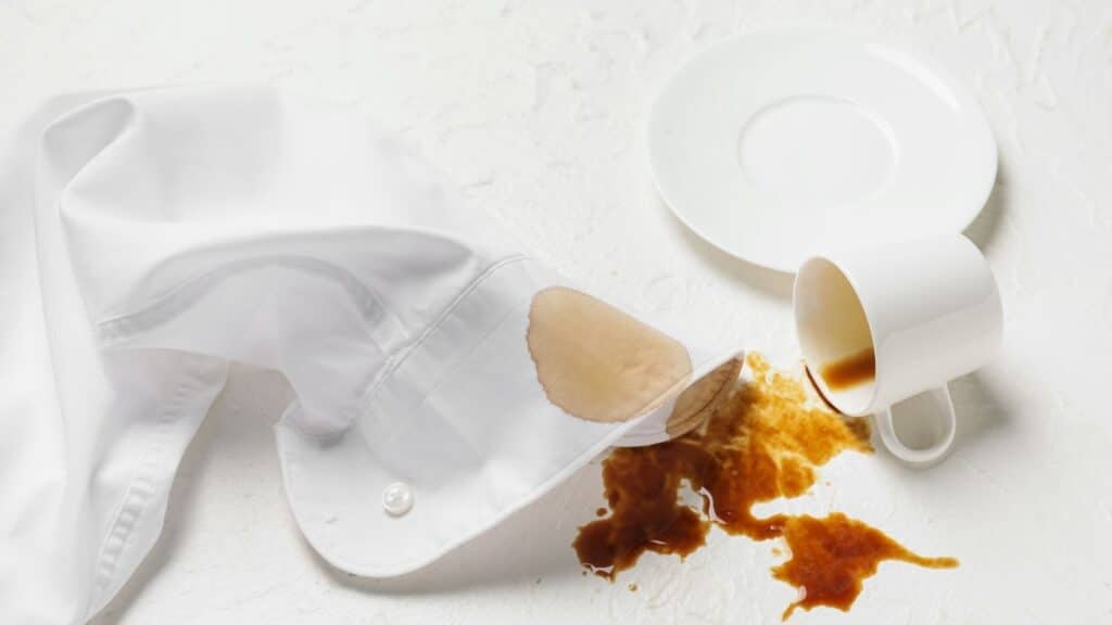 gömlekle kahve lekesi