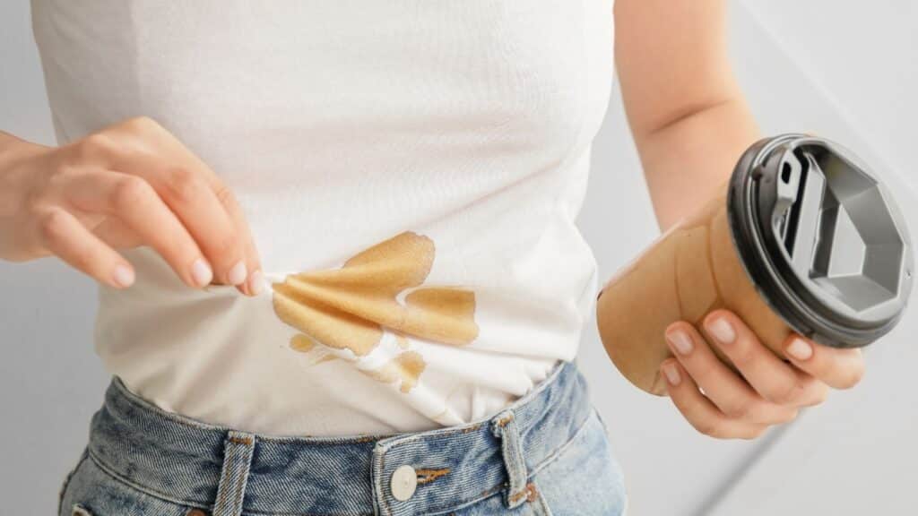 kıyafette kahve lekesi